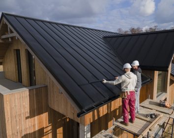 full-shot-roofers-working-together-with-helmets